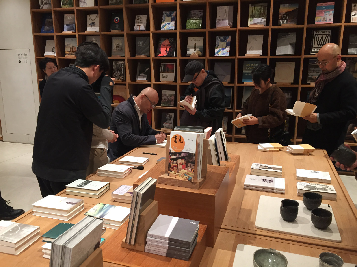 图:冷先生说青年时留的长发,现在头发画没了