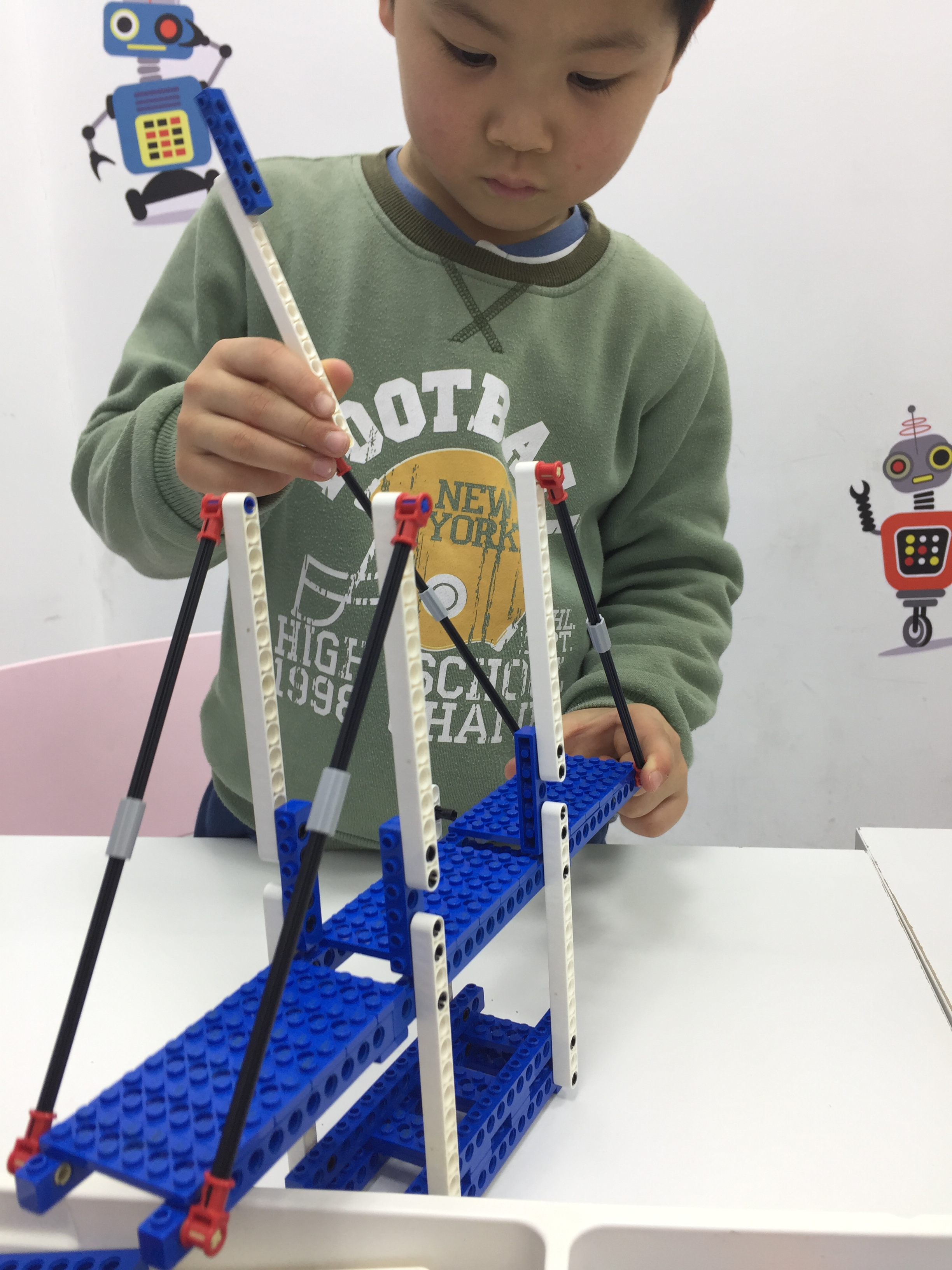 图1:孩子在学校做的斜拉桥